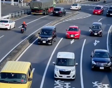 日本では車は左側通行です。