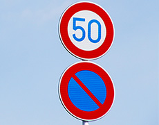 高速道路の速度制限は時速80km～100kmで、一般道路は30km～60kmです。